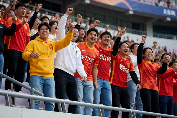 比赛结束后球迷在看台上庆祝的画面